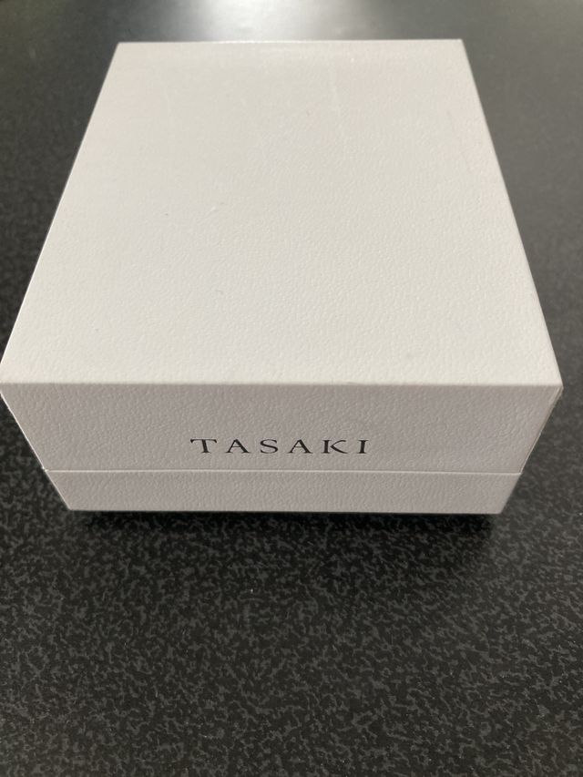 箱は白色基調でシンプルで良いです。