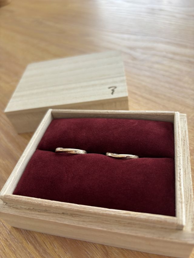 木の箱と真紅のベルベットに合うブラウンゴールドの地が素敵です