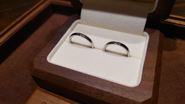 平打ストレート+角丸加工
妻のものは彫刻+スカイブルーダイヤ