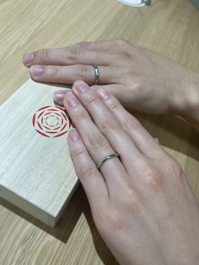 入れ物の桐箱も写し、指輪をはめた2人の手を撮りました。