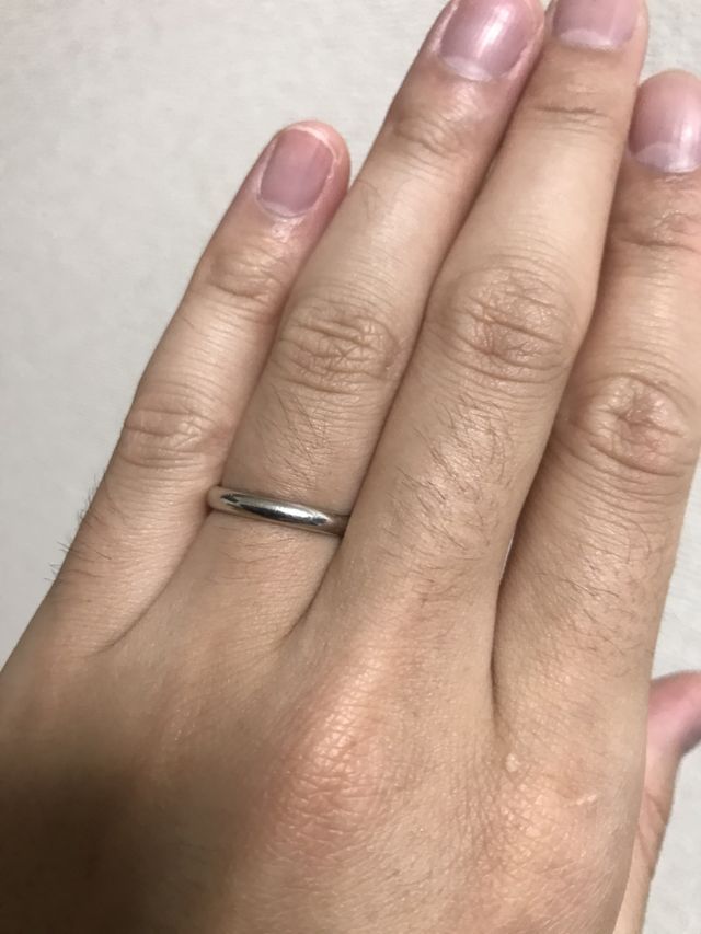 指にはめた指輪