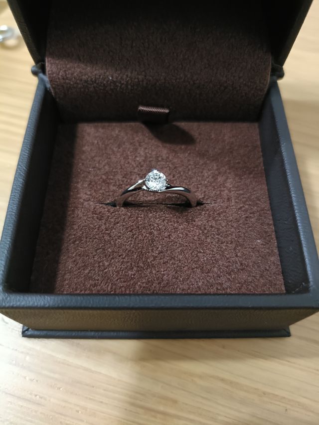 一粒ダイヤのウェーブデザイン