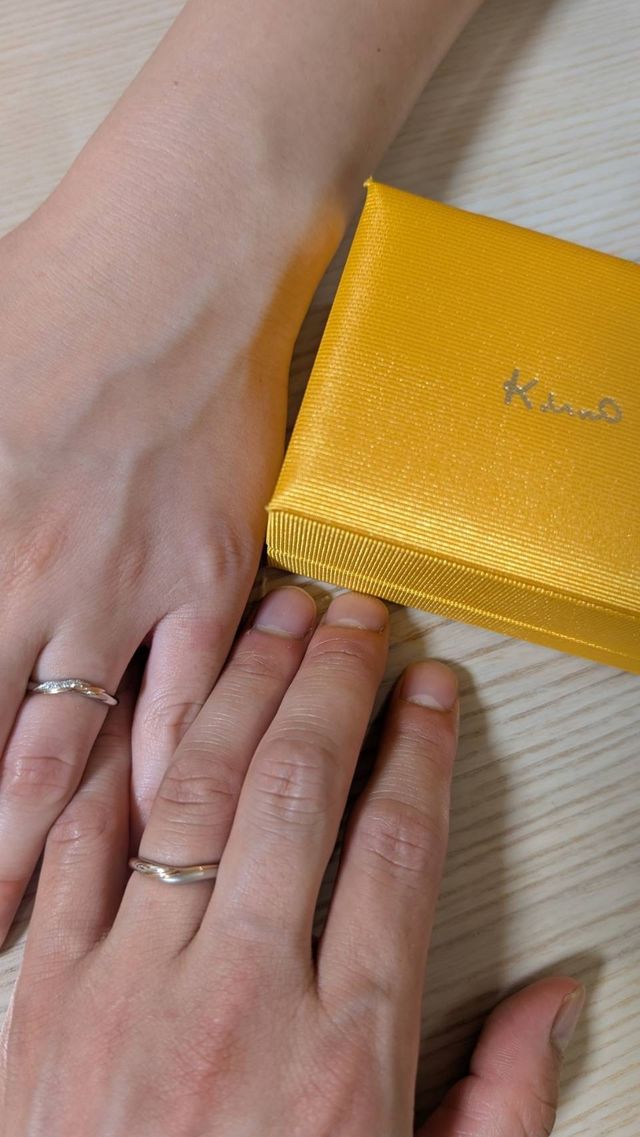 女性はルミナーレの既製品、男性は右半分を艶消し加工したもの。