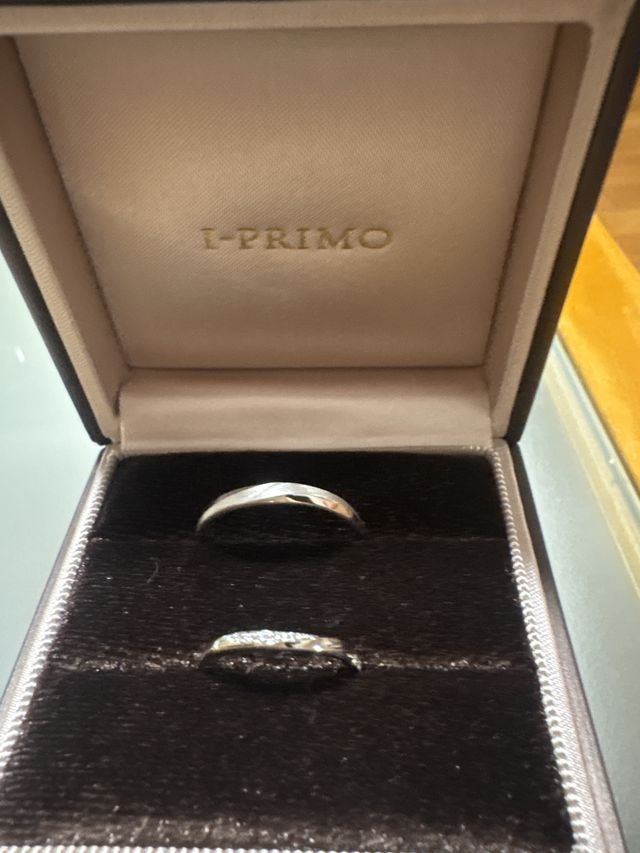 男性用はマット加工。女性用はウェーブのデザイン。