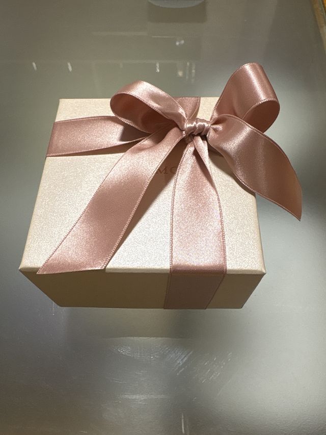 箱に綺麗にリボンをつけてくださいました。