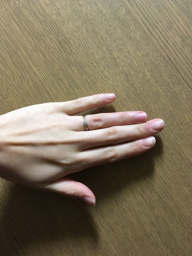 石が大きすぎず、シンプルな指輪なので何にでも合わせやすい