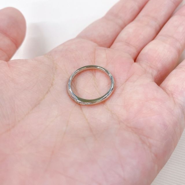 正面から見るとダイヤが5個ついていて、とても輝いて見えます。