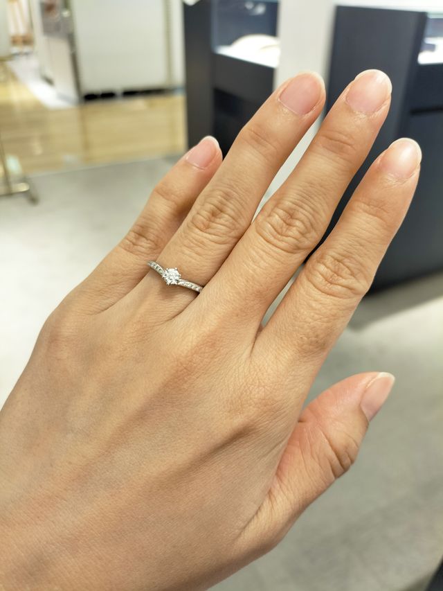 緩いV字のラインで指が長く見えるきれいな形