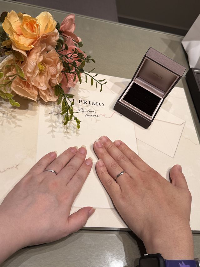 2人で出来上がった指輪を初めて付けた時の写真です。