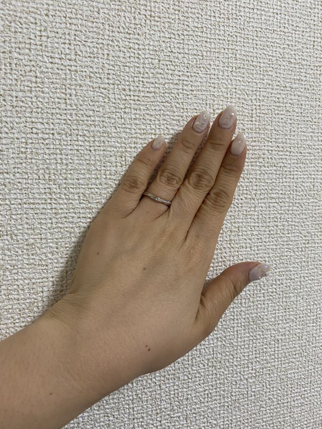 シンプルですがデザイン性のある
素敵な指輪です