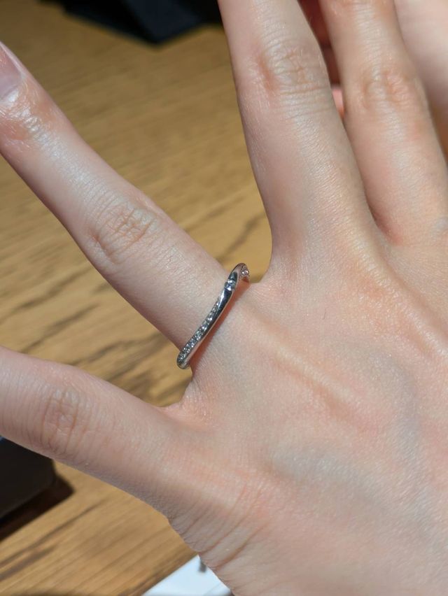 ねじったウェーブに沿ったダイヤモンドが綺麗です。