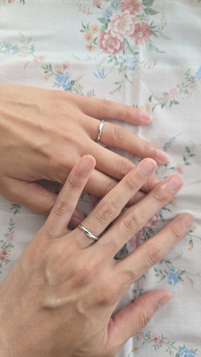 指輪のデザインのように手を重ねてみました。