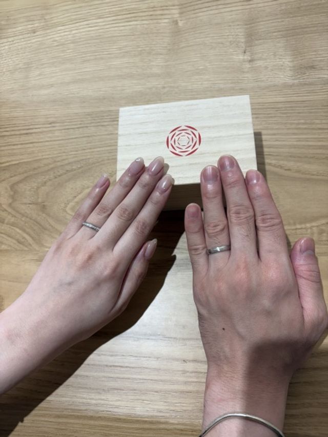 指輪を着用してる写真