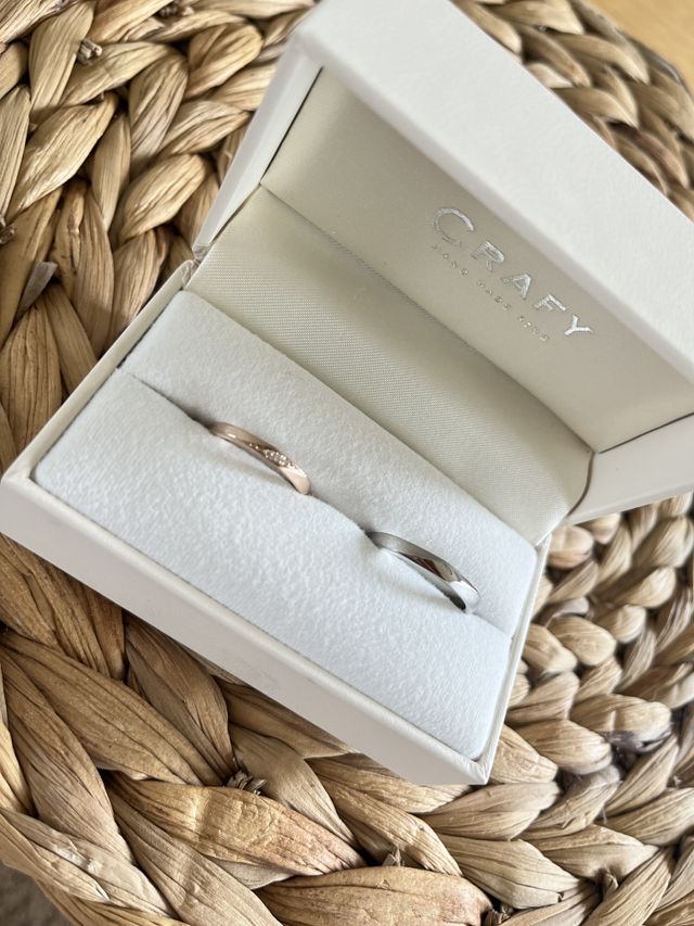 女性はピンクゴールド、男性はプラチナのシンプルなデザインです