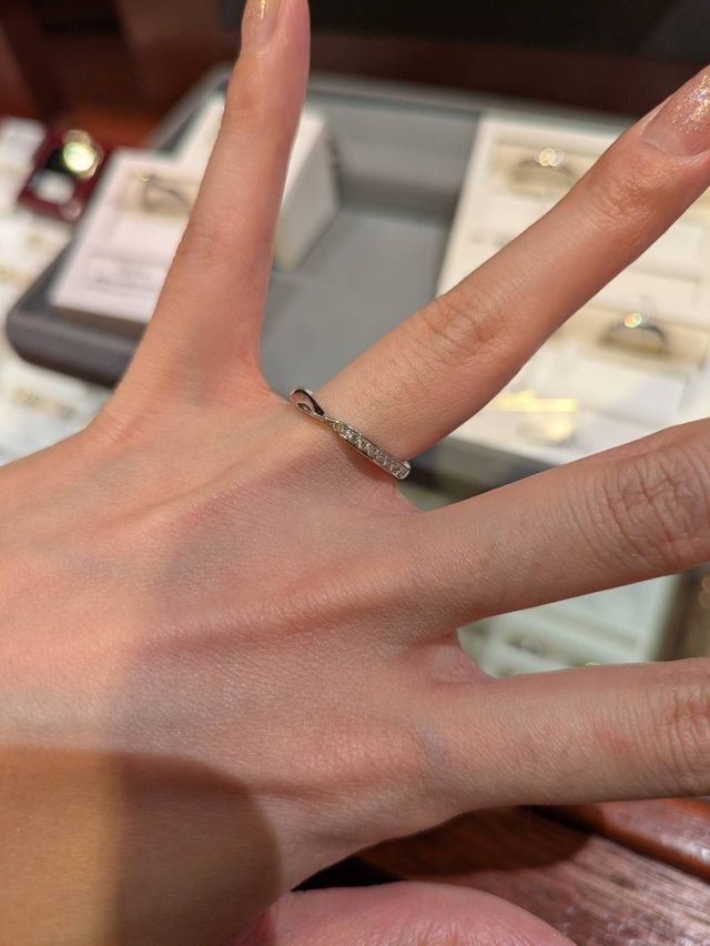 店員さんのおすすめで似合いそうな指輪を試着しました