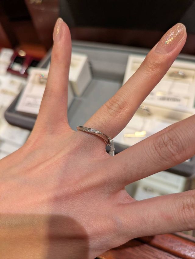 婚約指輪と合わせやすいデザインです。