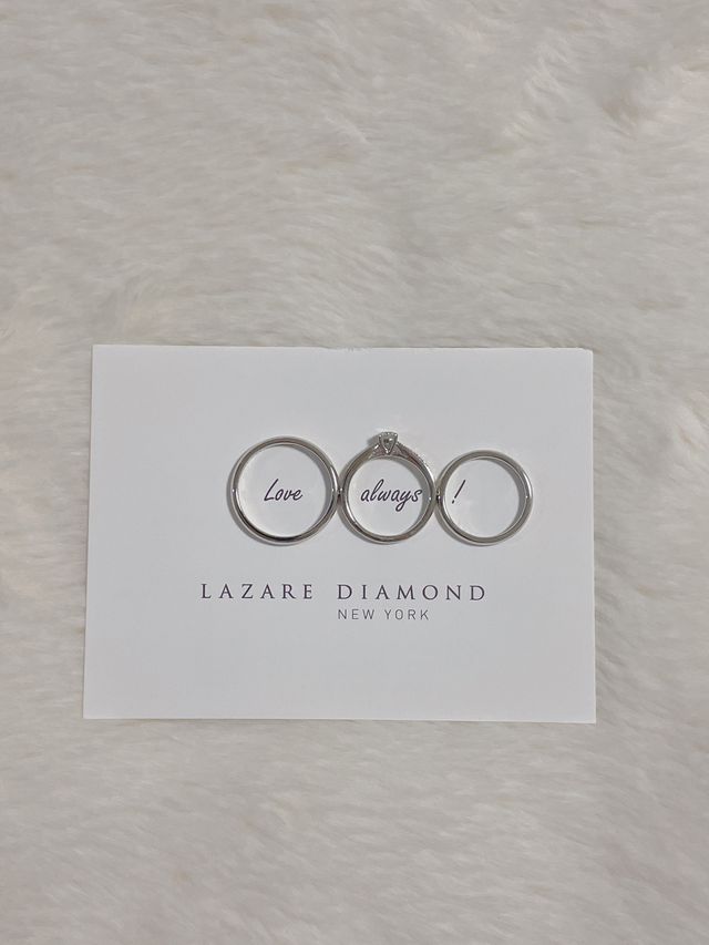 購入後に頂いたカード台紙に指輪を乗せて撮影しました。