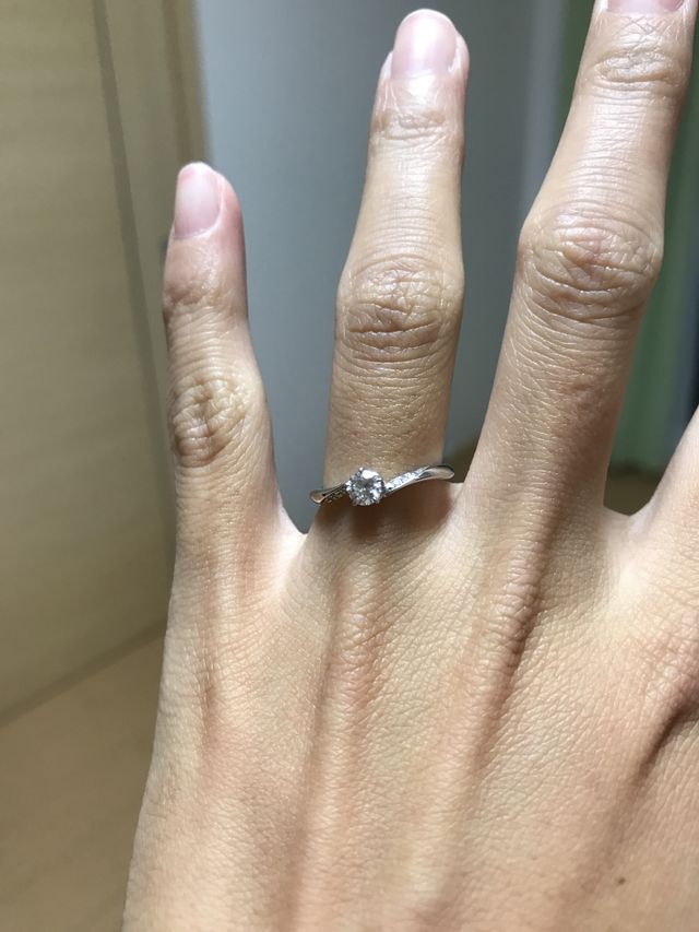 中央のダイヤの両サイドに小さなダイヤも入っています。