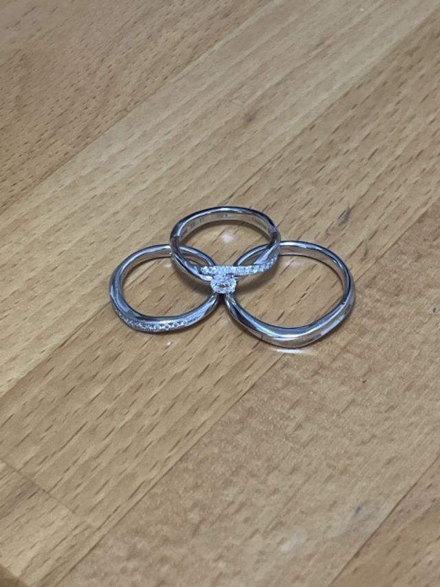 真ん中　婚約指輪
左　妻
右　夫