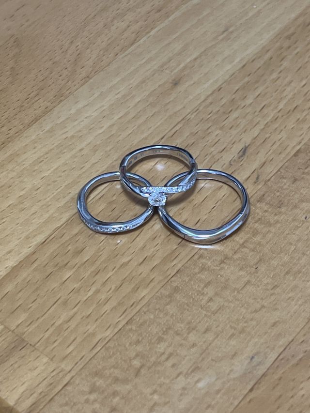 真ん中　婚約指輪
左　妻
右　夫