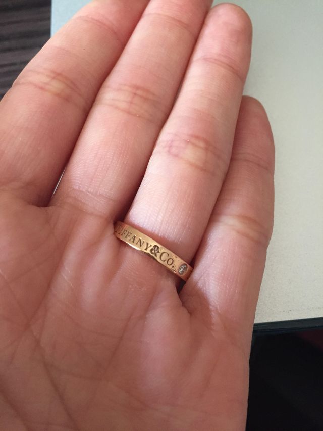 プラチナよりも手になじむ色でさりげなく着用できます。