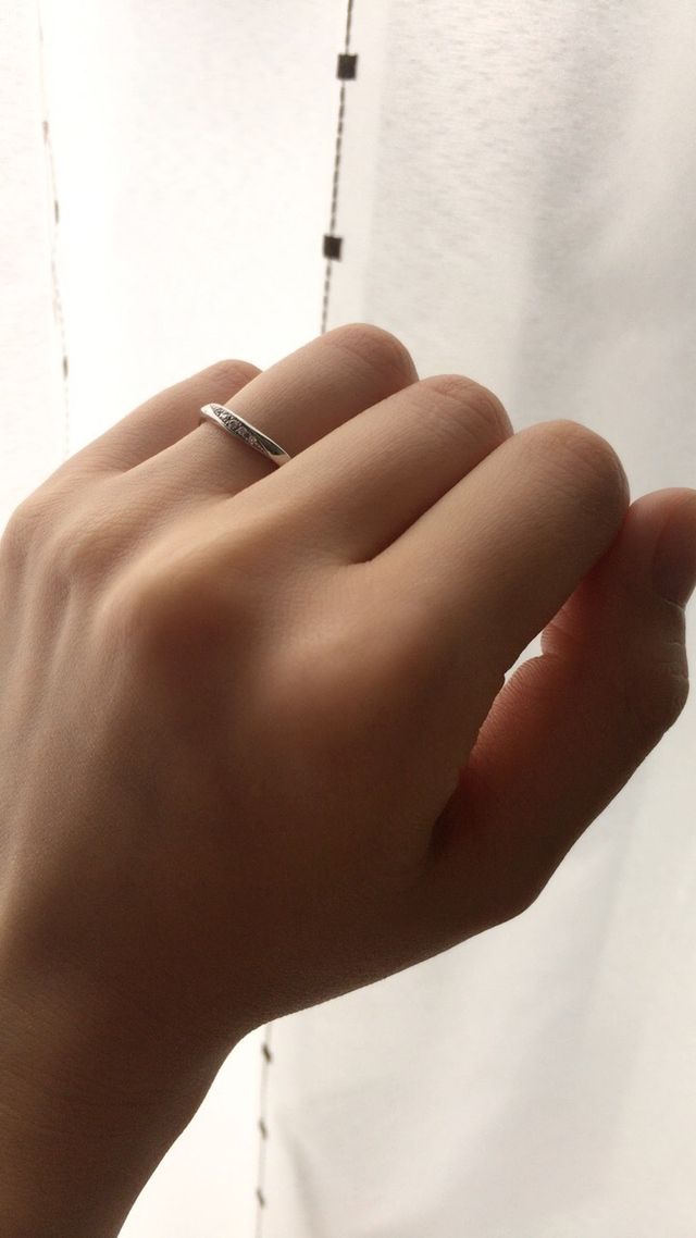 滑らかな曲線でダイヤの輝きが目を惹くデザイン