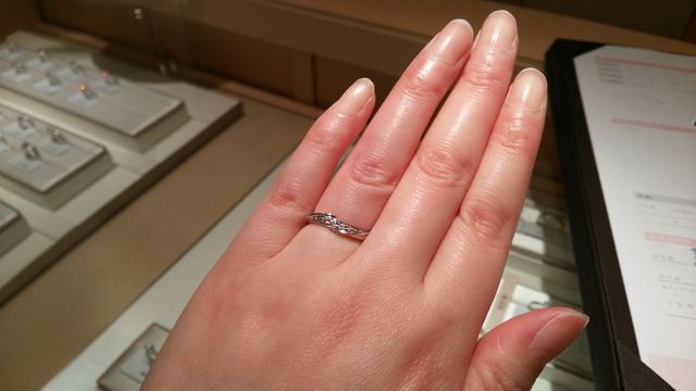 派手なように見えましたが、意外と指に馴染んでいて素敵でした。