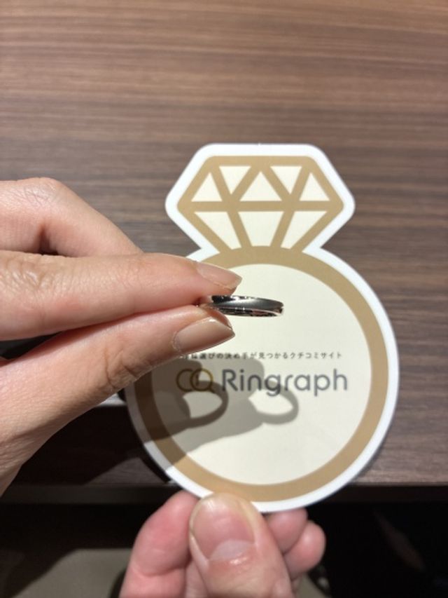 シンプルで落ち着いたデザインの指輪にしました