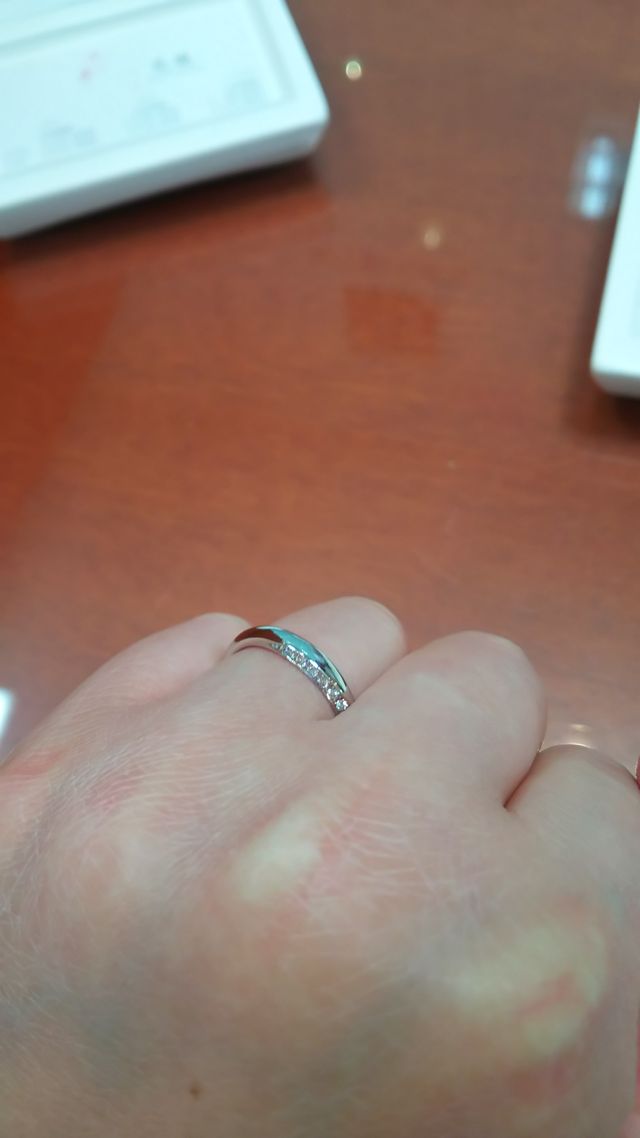 上と下にはダイヤが散りばめられていて、印象的です