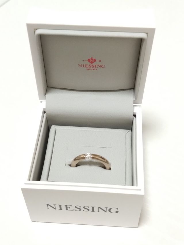 ブランドの箱に入れた状態になります。