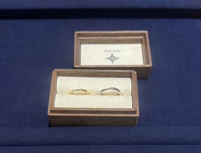 受け取りに行った時の写真です
木箱に入っていてかわいい