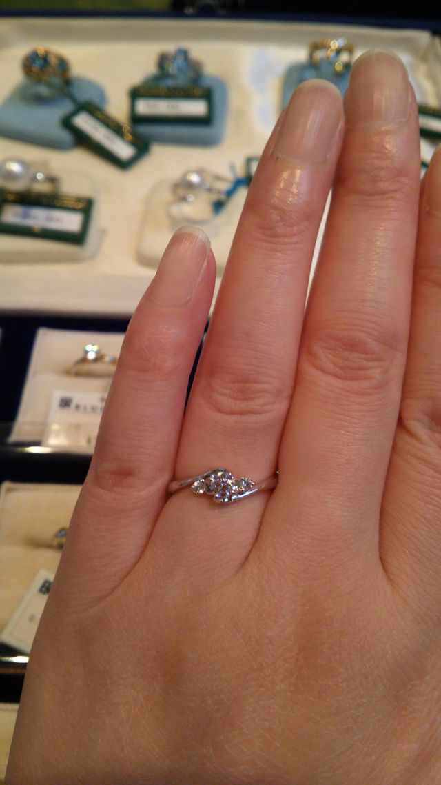 可愛らしいデザイン。透明感のあるダイヤが綺麗です。