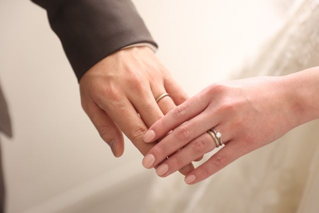 ウエディングフォトで新郎新婦が着用したものです。