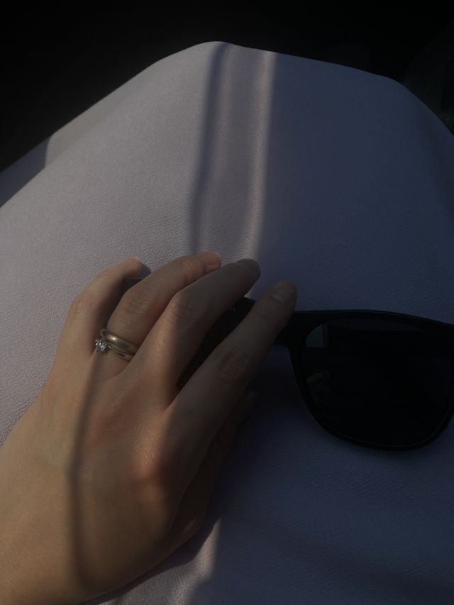 入籍日に撮影した写真です。結婚指輪と、婚約指輪を重ね付け。