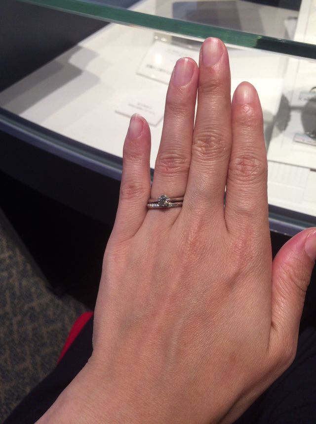 婚約指輪とセットでつけてみた