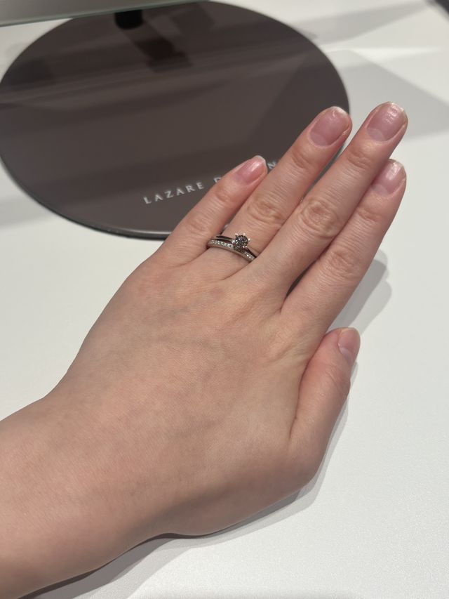 結婚指輪と重ね付けをしました。