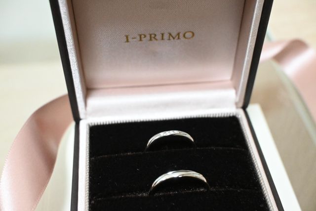 ストレートデザインですが斜めに線が入り指が綺麗に見えます。