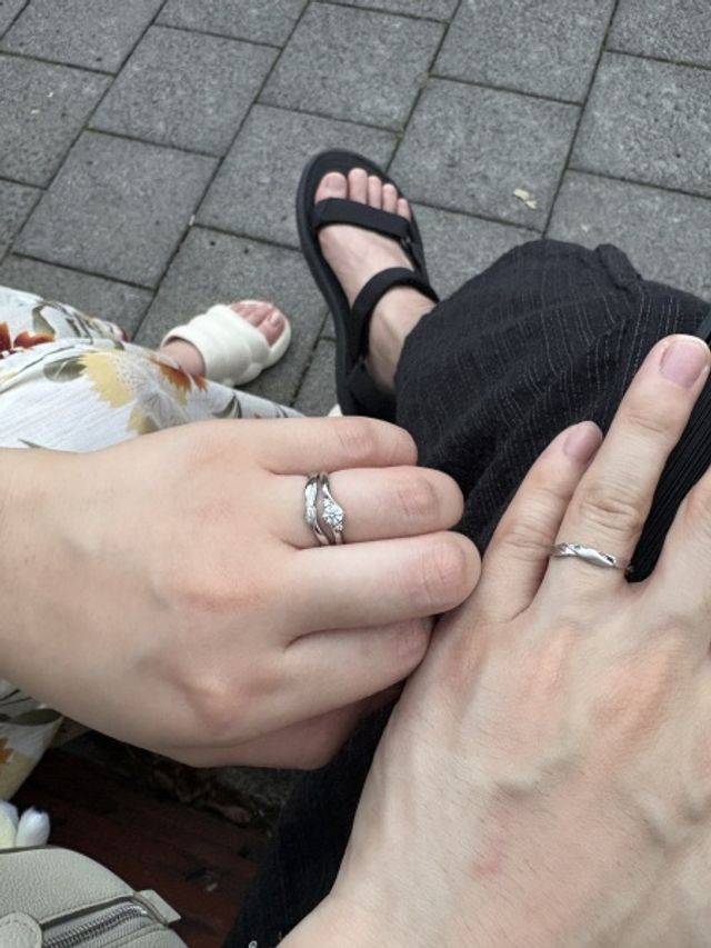 ※左の婚約指輪は別ブランドです
