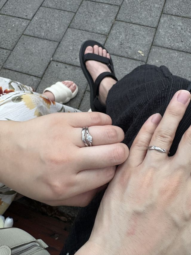 ※左の婚約指輪は別ブランドです