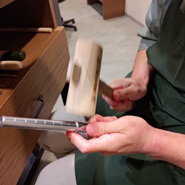 ハンマーで打ち付けて号数を合わせていく様子