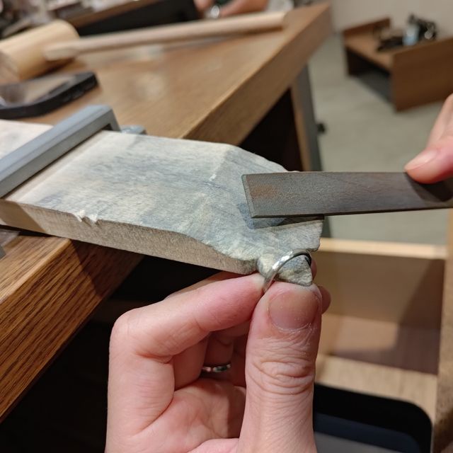 ヤスリをかけて綺麗に磨いていきます