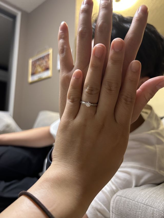 婚約指輪をもらった時に着用