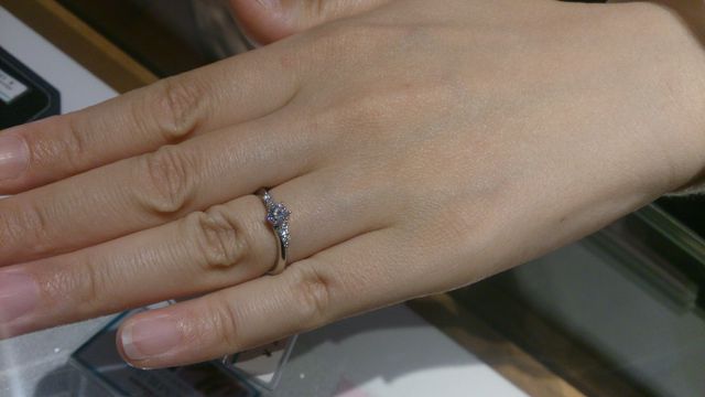 大きなダイヤの両横に小さなダイヤが囲むデザイン（メレ）です