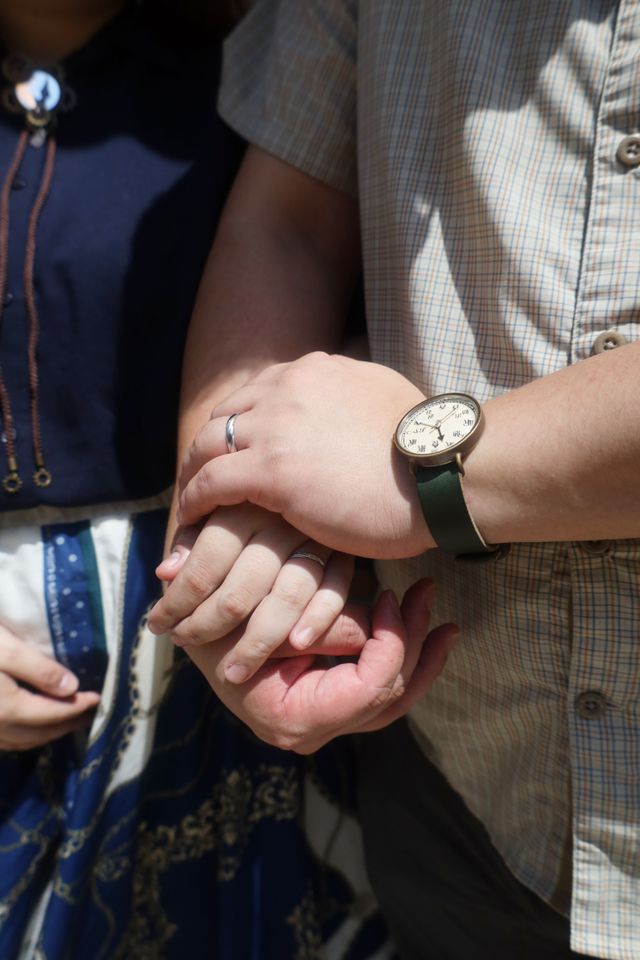 お店の前で撮った結婚指輪