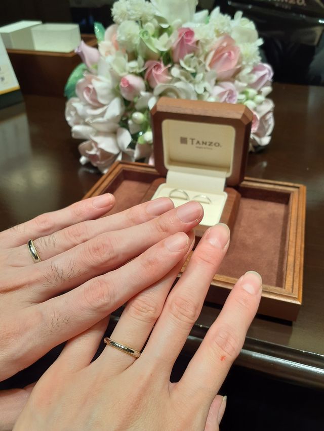 初めて結婚指輪を一緒に着けた記念写真