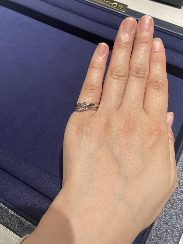 小指で試着。　婚約指輪と重ね付けでバランス見ています。