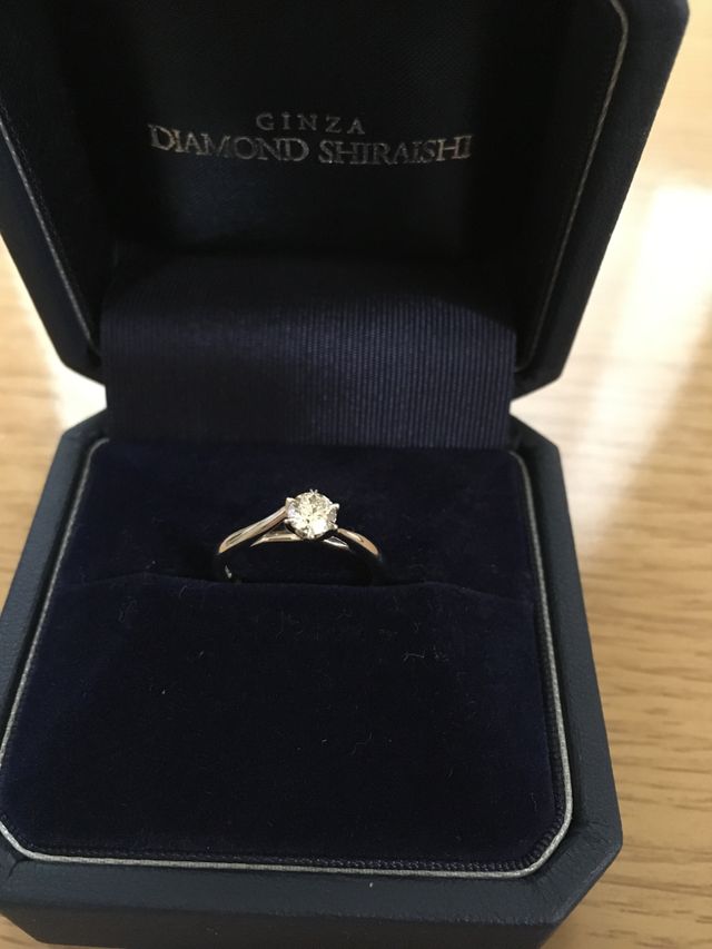 定番の立て爪です。横から見ると、手を繋いでいるデザイン。