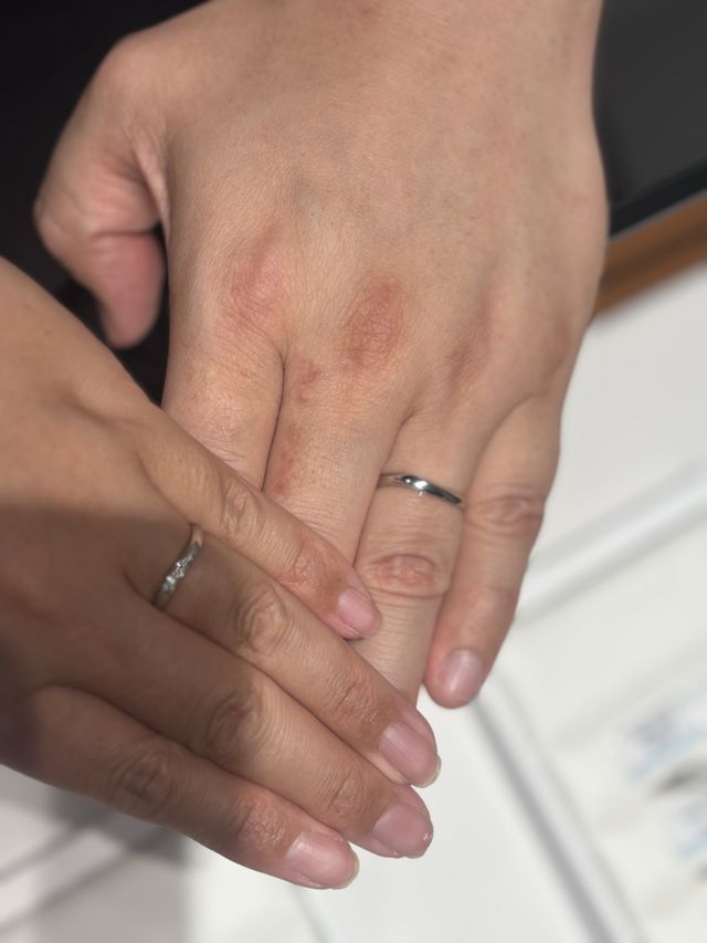 ゆるやかなウェーブにダイヤが5つ入ってます！