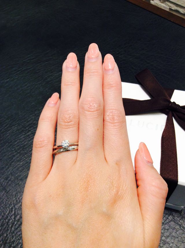 婚約指輪と重ねても綺麗で嬉しいです。