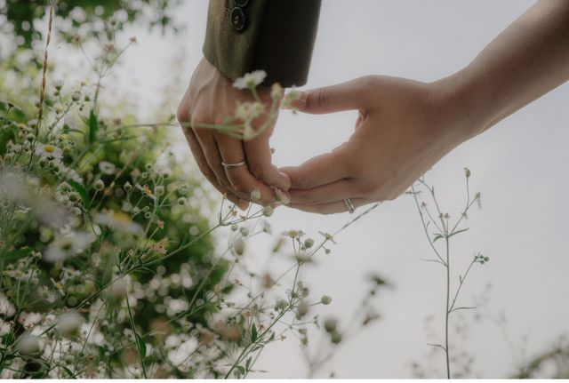 新婦側:婚約指輪(別購入)を重ねて着けしております。